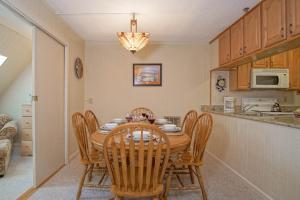 Leatherbark - 202A 2 BR Condo Spacious Living Room