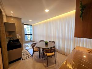 Lindo Apto novo 3 suítes no coração de Meia Praia