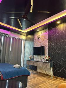 Modern Studio Stay at Pureaura Staycation, Greater Noida