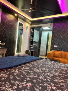 Modern Studio Stay at Pureaura Staycation, Greater Noida