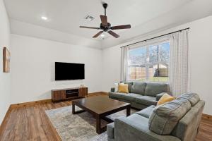 Highland Hideaway- Steps from Historic Square