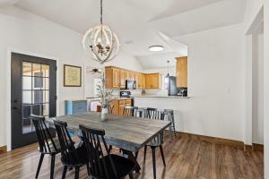 Highland Hideaway- Steps from Historic Square