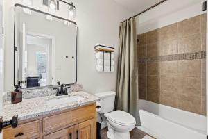 Highland Hideaway- Steps from Historic Square