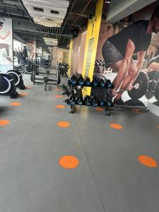 Modern Studio Stay at Pureaura Staycation, Greater Noida