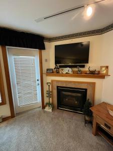Camp 4 #7: 2 Bedrooms, 25 Baths: Slope Side, Gas Fireplace