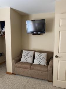 Camp 4 #7: 2 Bedrooms, 25 Baths: Slope Side, Gas Fireplace