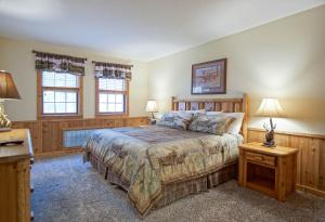 Whistlepunk #31: 2 Bedrooms, 2 Bath: Slope Side, Central Location Wood Fireplace