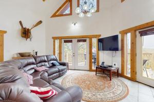Unique cabin with amazing mountain views pond access wifi & close to shopping