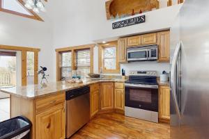 Unique cabin with amazing mountain views pond access wifi & close to shopping