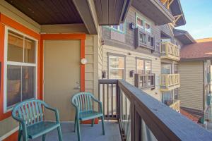 Rimfire 322-323: Combined 2 one bedroom units, Slopeside