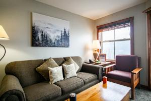 Rimfire 322-323: Combined 2 one bedroom units, Slopeside