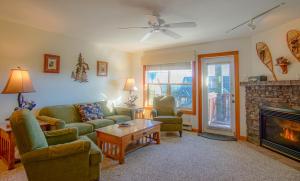 Camp 4 #2: 2 Bedrooms, 25 Baths: Slope Side, Gas Fireplace