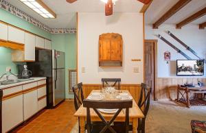 Whistlepunk #33: 1 Bedroom, 1 Full Bathroom: Slope Side, Wood Fireplace