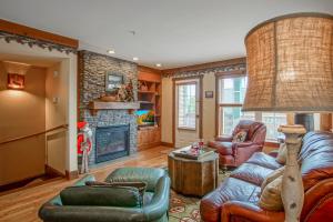 Camp 4 # 11: 3 Bedrooms + Bonus Sleeping Den, 35 Baths: Slope Side