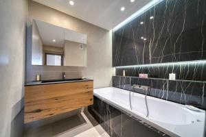 REF 1295 - Cannes Croisette - Sea view apartment for rent