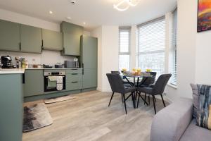 Newly Built Modern & Central 2-Bedroom & 2-Bathroom Apartment