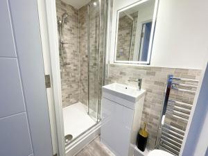 Newly Built Modern & Central 2-Bedroom & 2-Bathroom Apartment