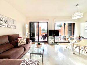 Oasis con piscina y sol