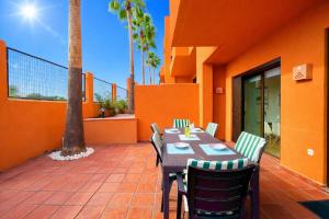 Oasis con piscina y sol