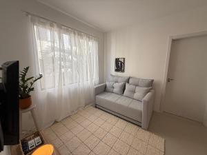 Apto no coração dos Ingleses 150 m da praia C08