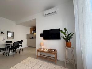 Apto no coração dos Ingleses 150 m da praia C08