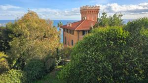 THE SHELL - New interior look but same old charme 200mt from the sea with garden and parking nearby