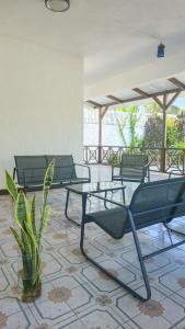Spacious Seafront Villa - seaview & beach access