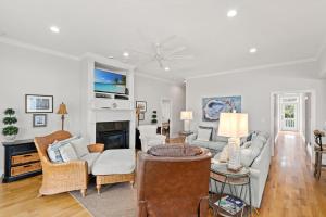 2 Of A Kind Gotta Full House - 3rd Row - Crescent Beach Section