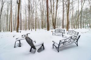 Scenic Views! Clifton Twp Chalet w Fire Pit, Deck