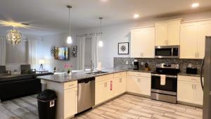 1554OL-New Listing- 9 bed5 bath-Private Pool&SPA