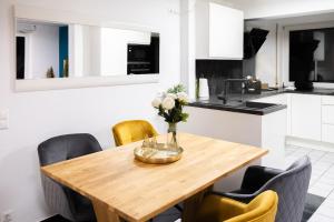 Stylish apartment - garden - great transport links and parking