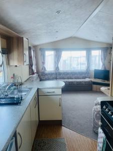 Coastal Retreat! 2-Bed Cabin with Sun, sea, big sky!