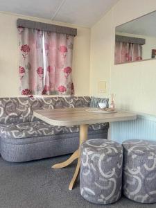 Coastal Retreat! 2-Bed Cabin with Sun, sea, big sky!