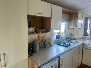 Coastal Retreat! 2-Bed Cabin with Sun, sea, big sky!