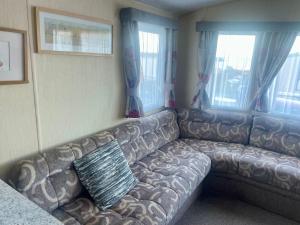 Coastal Retreat! 2-Bed Cabin with Sun, sea, big sky!