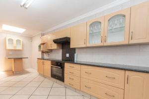 Super Spacious Fun Home With Pool, Den and Bar