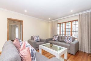 Super Spacious Fun Home With Pool, Den and Bar