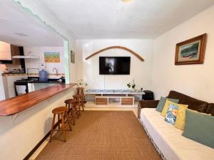 Casa proximo a praia com piscina no condominio