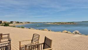 Les pieds dans leau Studio Cabine terrasse, refait à neuf 5 minutes plage à pied climatisé