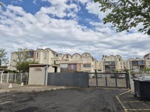 Les pieds dans leau Studio Cabine terrasse, refait à neuf 5 minutes plage à pied climatisé
