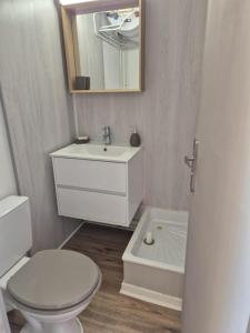 Les pieds dans leau Studio Cabine terrasse, refait à neuf 5 minutes plage à pied climatisé