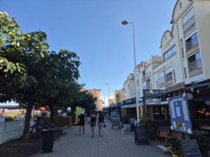 Les pieds dans leau Studio Cabine terrasse, refait à neuf 5 minutes plage à pied climatisé