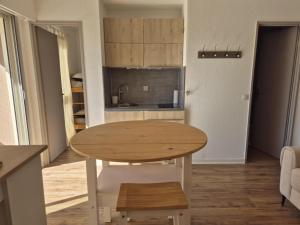 Les pieds dans leau Studio Cabine terrasse, refait à neuf 5 minutes plage à pied climatisé