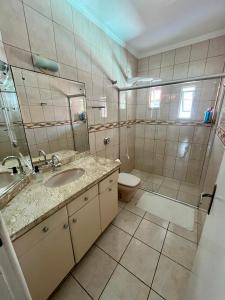 Casa com piscina e área de churrasco