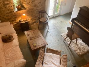 Beautiful Thatched Cottage with Piano