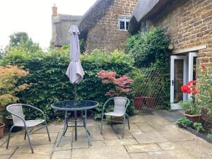 Beautiful Thatched Cottage with Piano