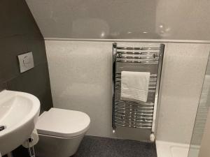 Beautiful Thatched Cottage with Piano