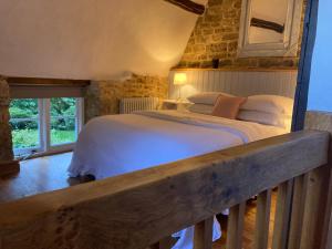 Beautiful Thatched Cottage with Piano