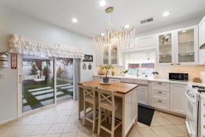 Charming Desert Home with Spacious Backyard Pergola & Bikes