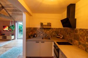 Houten huisje met keuken en tuin in Halsteren, Bergen op Zoom